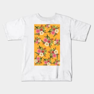 Roses bloom in yellow Kids T-Shirt